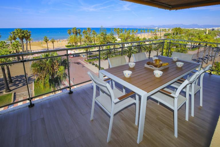 Tous 3 ONLY FAMILIES Planetcostadorada - Bed and Breakfast Salou