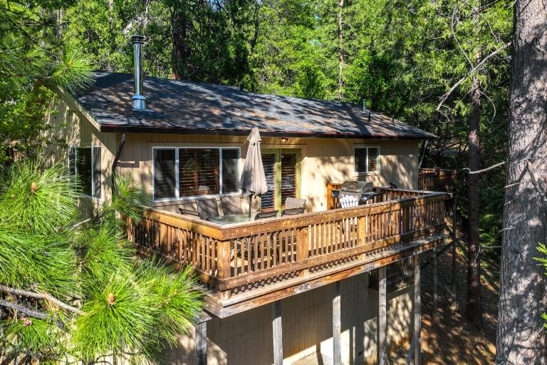 Cozy Mi-Wuk Village Cabin w/ Deck! - B&B Mi-Wuk Village
