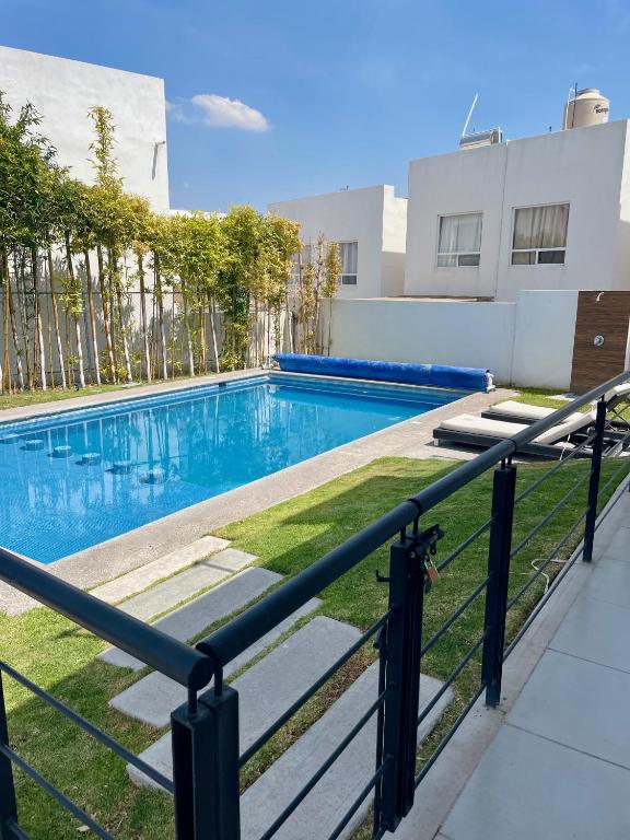 Acogedora y amplia casa, alberca climatizada previa reserva - Ferienwohnung Juriquilla