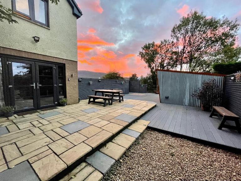 Stylish, central studio with kitchen & large deck - Bed and Breakfast Fort William