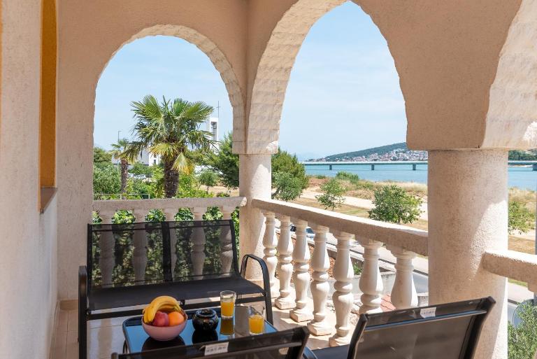 A 3 - seafront apt with balcony 1 min to beach - Bed and Breakfast Trogir