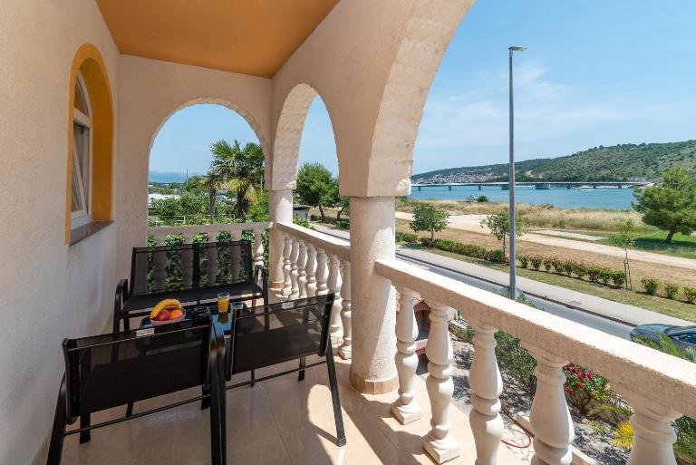 Beachfront apartments Jurica with balcony - Chambres d'hôtes Trogir