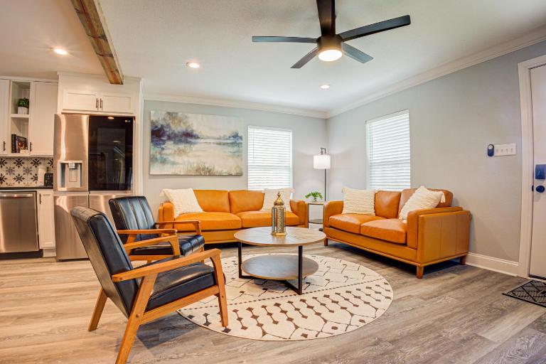 Casablanca Waco 5 mins from Baylor and Magnolia with Hot Tub,Firepit, Pet Friendly - B&B Robinson