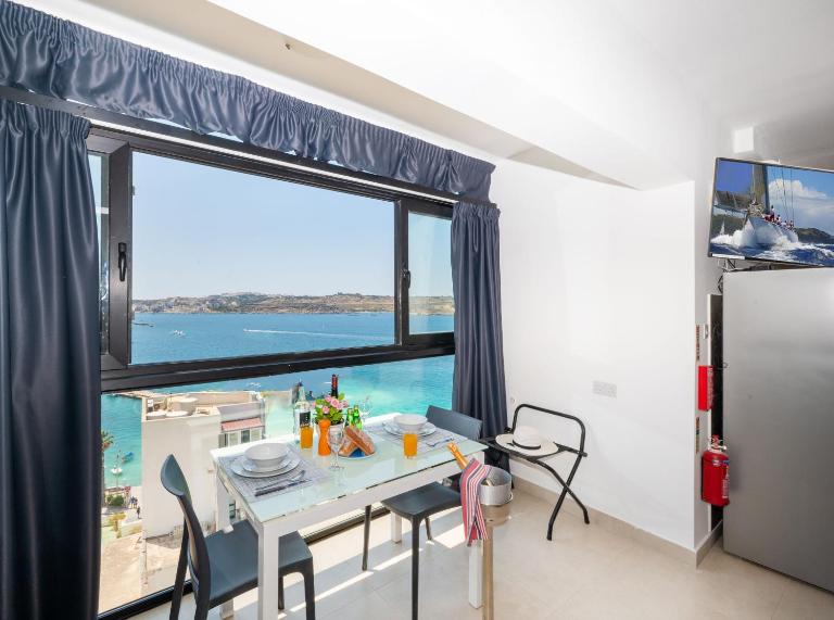 Islet Promenade Aparthotel - Studio with Hot Tub and Panoramic Sea Views by GetawaysMalta - Bed and Breakfast San Pawl il-Baħar