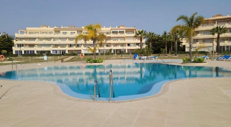 2 bedroom apartment overlooking Mediterranean, 2 outdoor pools - Ferienwohnung Mijas Costa