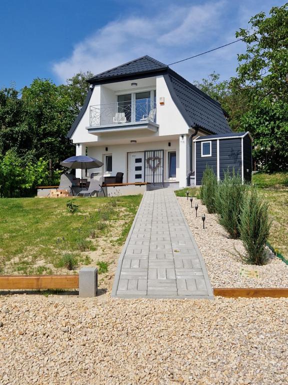 Várta-Lak Panoráma Présház Vendégház - Bed and Breakfast Bakonycsernye