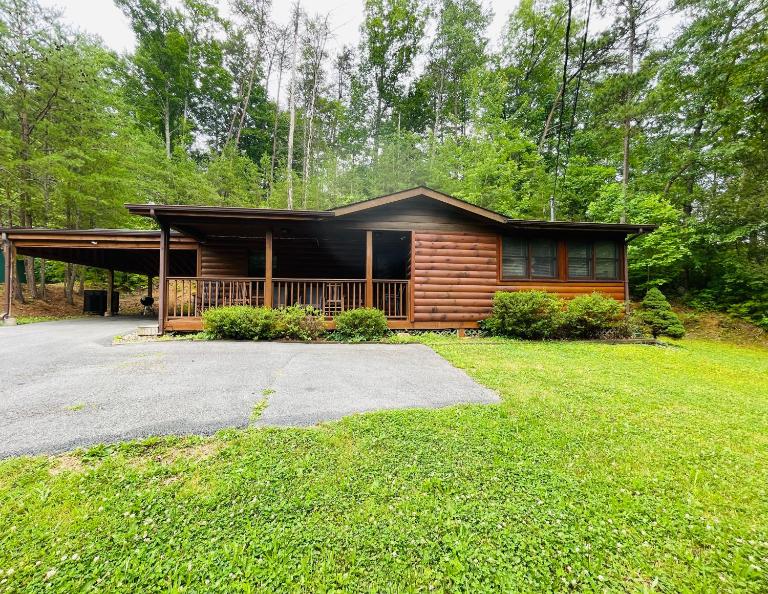 Smoky Mountain Enchanting Haven 3BR2BA Cabin - B&B Sevierville