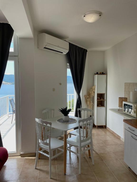 Apartmani Dalmatino - Chambres d'hôtes Komarna