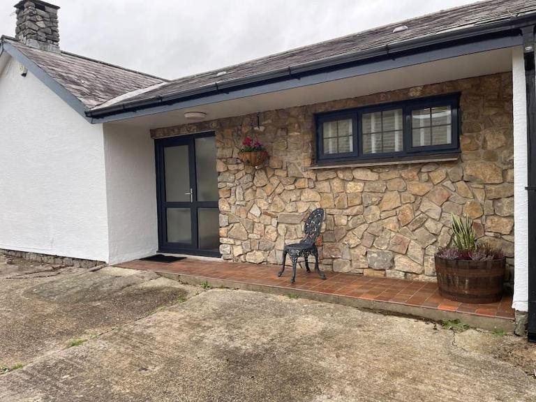 Spacious 1 bed bungalow located on a Gower Sheep Farm - B&B Swansea