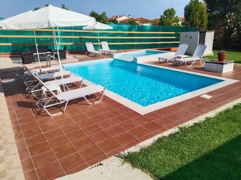 Maria Lemoni swimming pool apartment - B&B Néa Skióni