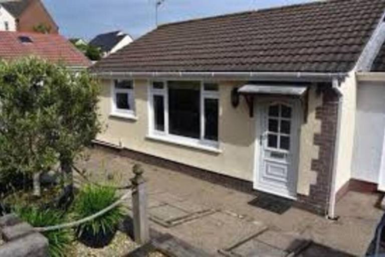 Bungalow a few minutes from the sea. - B&B Mumbles