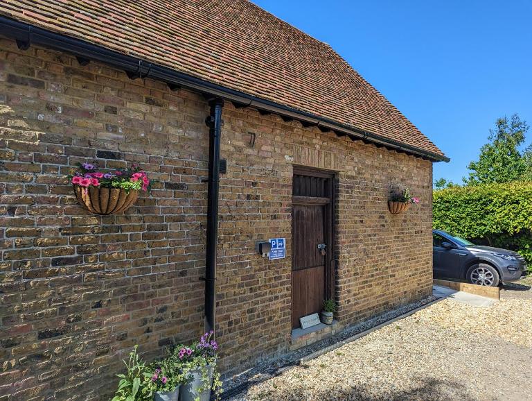 Myrtle Stables - converted, self-contained, countryside - B&B Hernhill
