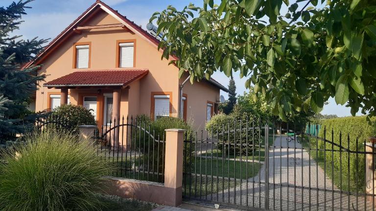 Hajnalka Vendégház - B&B Balatonőszöd