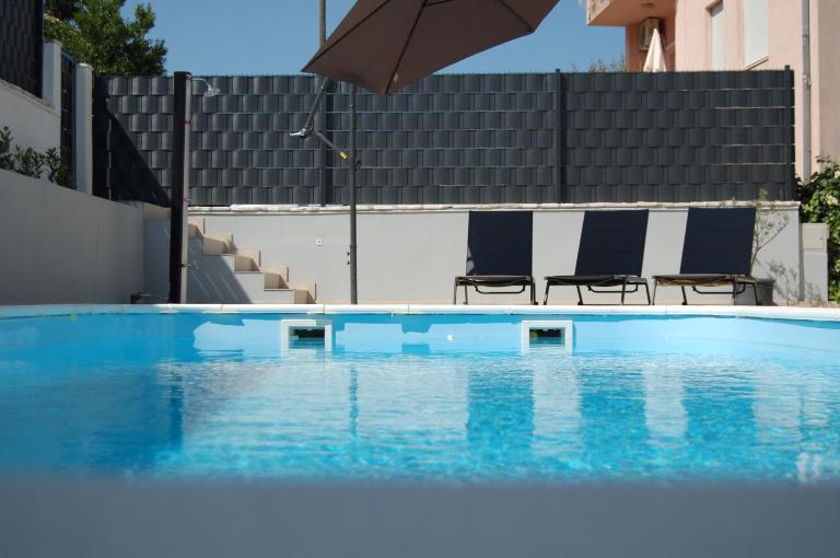 NELA & SARA - 2 apartments with heated swimming pool - Bed and Breakfast Seget Vranjica