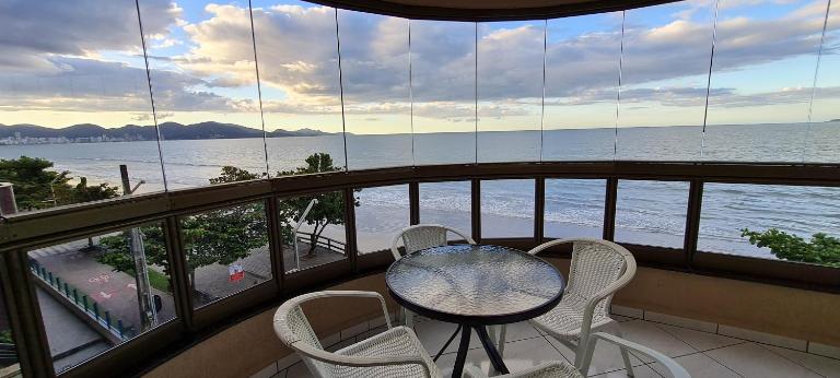 Lindo Apto Itapema Meia Praia Frente ao Mar, 6 pessoas, alto padrão - B&B Itapema