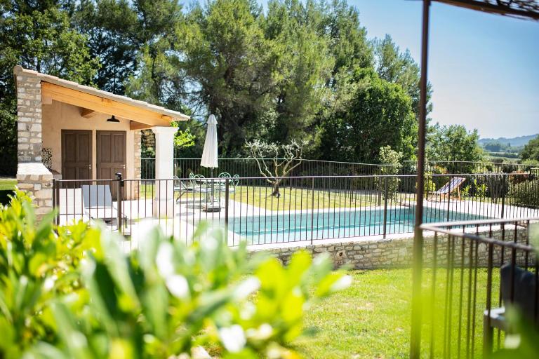 Bastide Toujours Dimanche, Maison de vacances avec vue & piscine chauffée - B&B Gordes