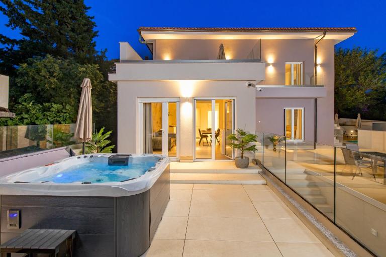 VILLA MAR - LUXURY APARTMENTS with pool and Deluxe apartment with hot tub in Selce, 20 meters from the beach - B&B Selce