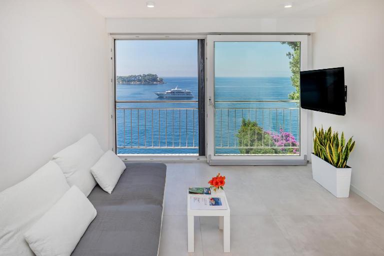 Elegant Seafront Stay - Villa Mila - B&B Dubrovnik