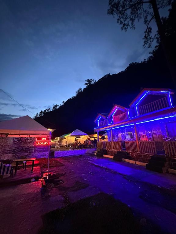 Crown Bliss - Riverside Luxury Paradise - Chambres d'hôtes Kasol