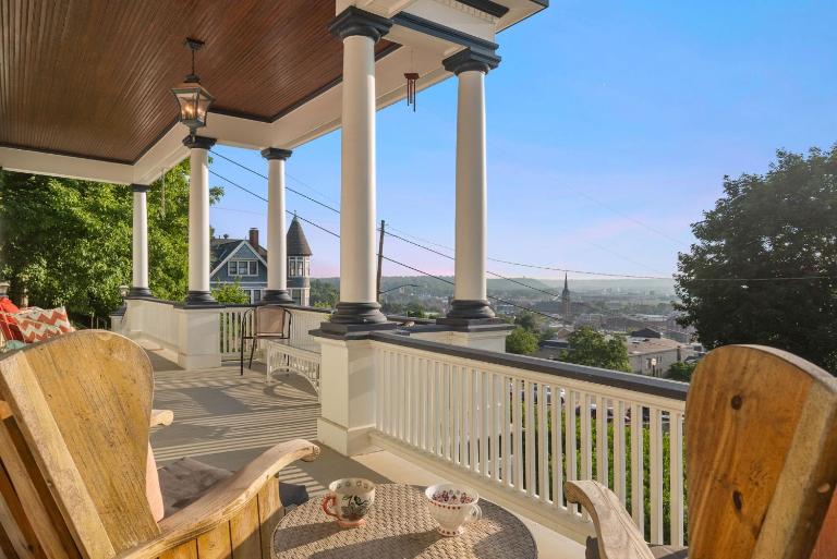 Dubuque's Front Porch, Historic Charmer, Walk Downtown - B&B Dubuque