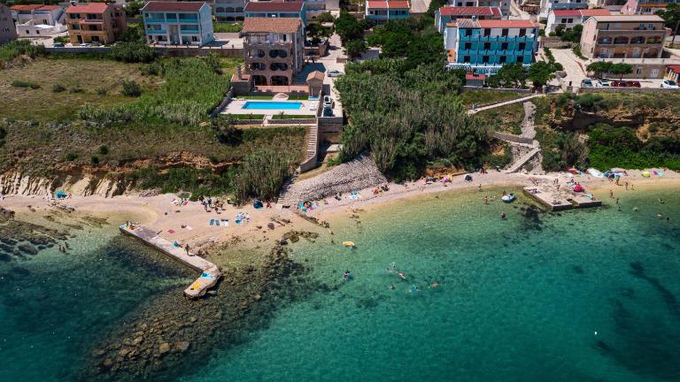 Pool and Beachfront Apartment Ena - Perfect Family Escape - B&B Isola di Pago