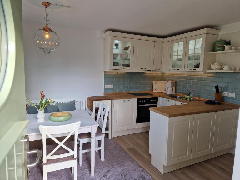 Große Ferienwohnung mit Kamin, Garten & 2 Bädern nahe Ostsee - Ferienwohnung Ostseebad Boltenhagen