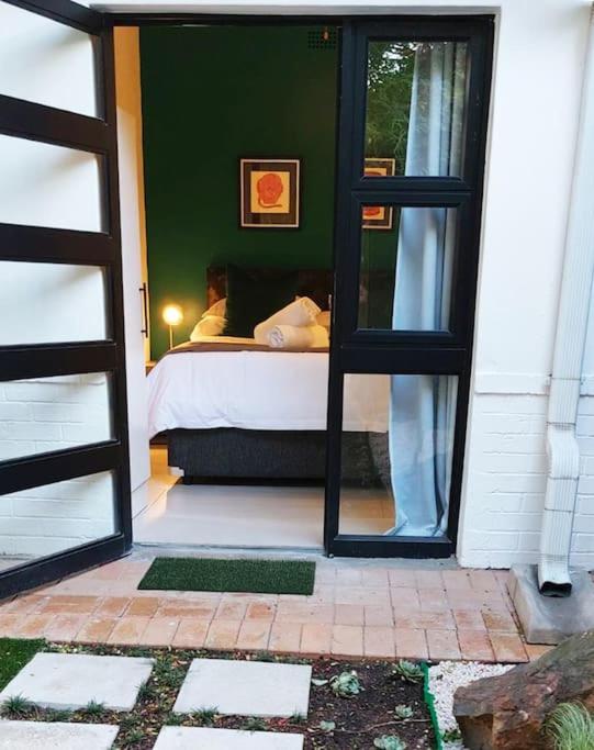 Modern, cozy private studio with garden, self check-in - B&B Johannesburgo