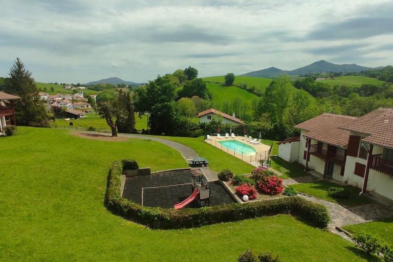 Cambo les Bains Piscine Vue Montagnes - Chambres d'hôtes Souraide