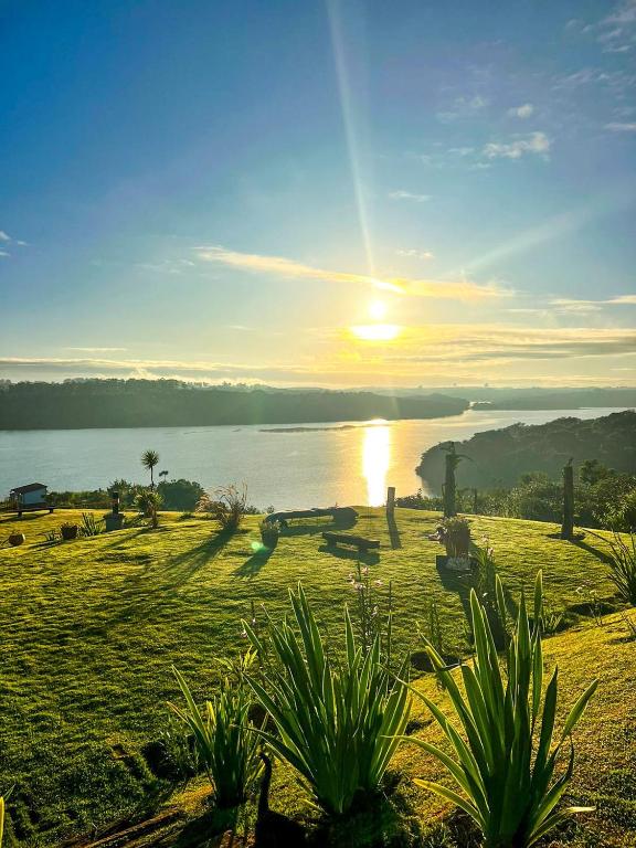Casa em ponto turístico de Carrancas, com PISCINA, VISTA de Cinema, 3 Suítes, cozinha EQUIPADA, NATUREZA exuberante, acesso à represa - Bed and Breakfast Carrancas