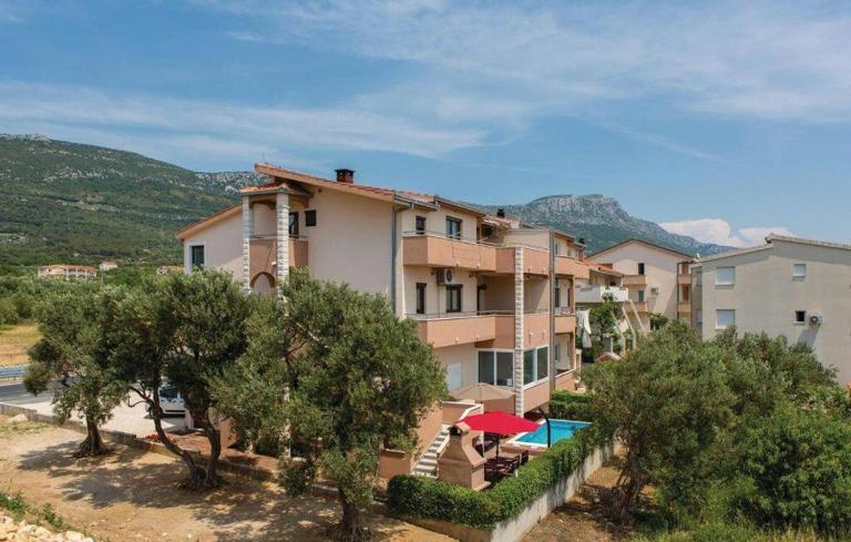 IPM Apartments Kaštela, parking, pool, 10 minutes from Split airport - B&B Kutleše