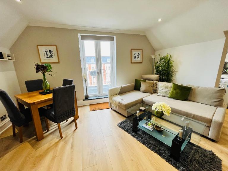 Bright and Breezy - B&B Portsmouth