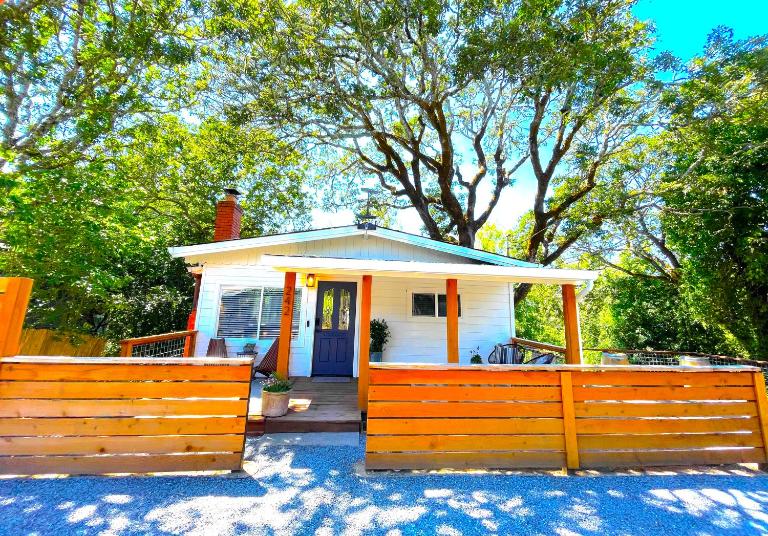 Private Wine Country-River Bungalow! Sunny Treetop Views - Pets Stay Free - B&B Forestville