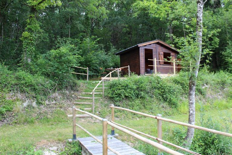 LES GRANGES D'ANTAN - le REFUGE FORESTIER - INSOLITE SANS EAU - ELECTRICITE AVEC BATTERIE NOMADE - Chambres d'hôtes Chalonnes-sous-le-Lude