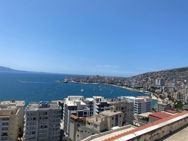 Blue Breeze Attic Apartments - Chambres d'hôtes Saranda