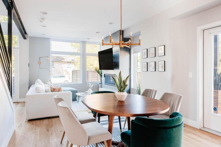 Luxe Getaway - Yard & Roof Deck - 4 Story Townhome - Bed and Breakfast Denver