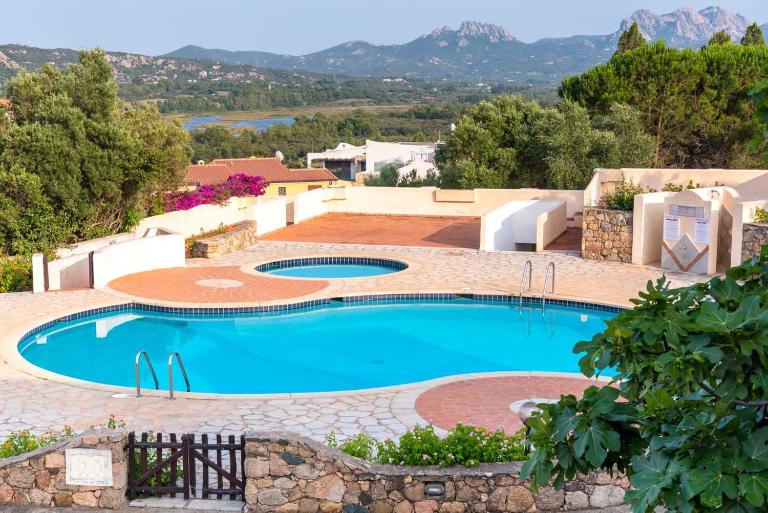 trilocale con piscina - B&B Arzachena