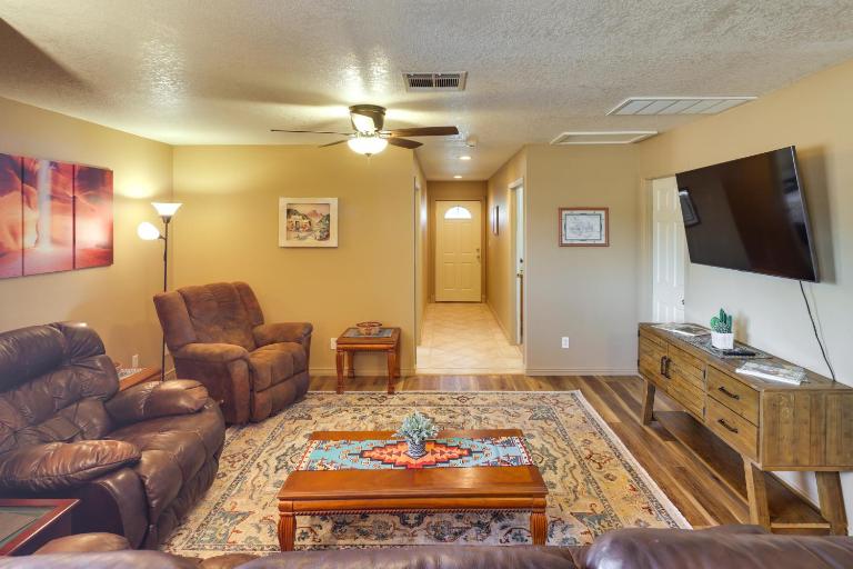 Dog-Friendly Bullhead City Home - Walk to Beach! - Ferienwohnung Bullhead City
