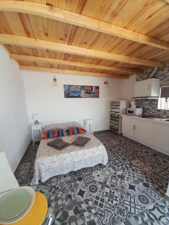 Estudio Dominicana in Albufeira Gale with garden and parking place - Bed and Breakfast Albufeira
