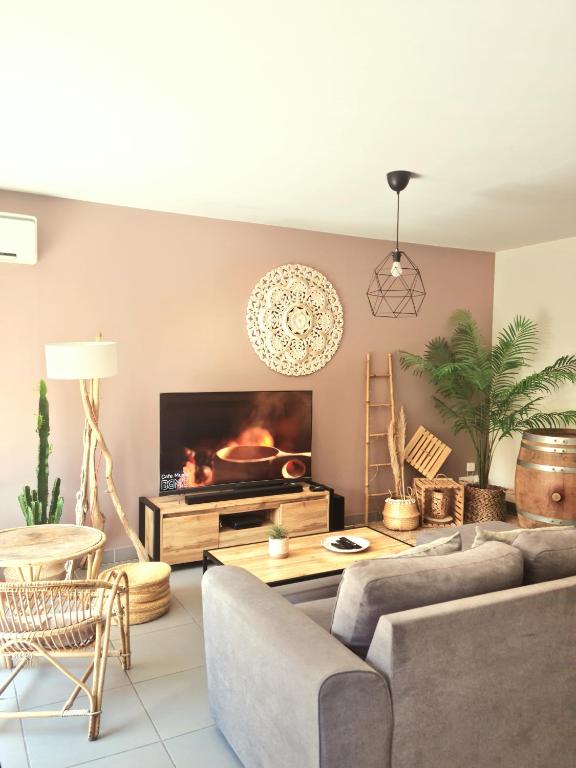 AppartCosy Emplacement Idéal avec Terrasse & Parking Privé - Bed and Breakfast Nîmes