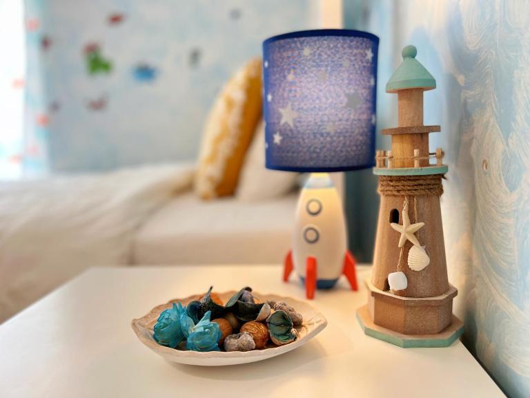 Cozy fairytal garden apartment, Family Friendly, Free parking, 15 Min to Airport - B&B Atene