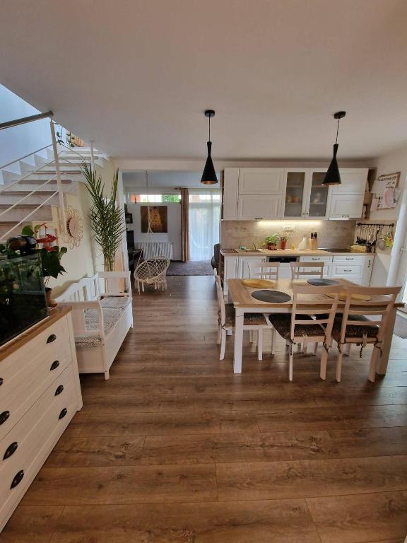 Harmony Haven - Spacious 4BR House with Free Parking - Ferienwohnung Klausenburg