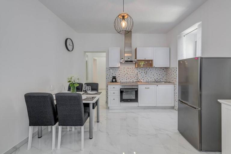 New place in Old town of Trogir, parking - B&B Traù