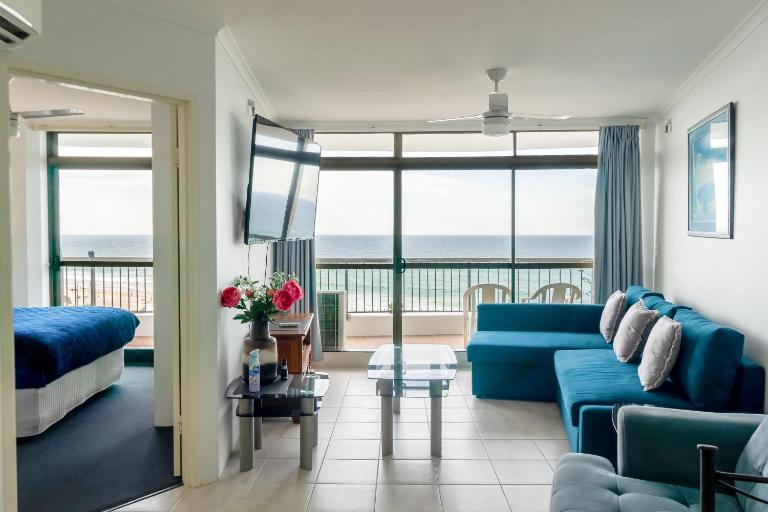 Spectacular Central Surfers Beach Views from Apartment - B&B Costa Dorada