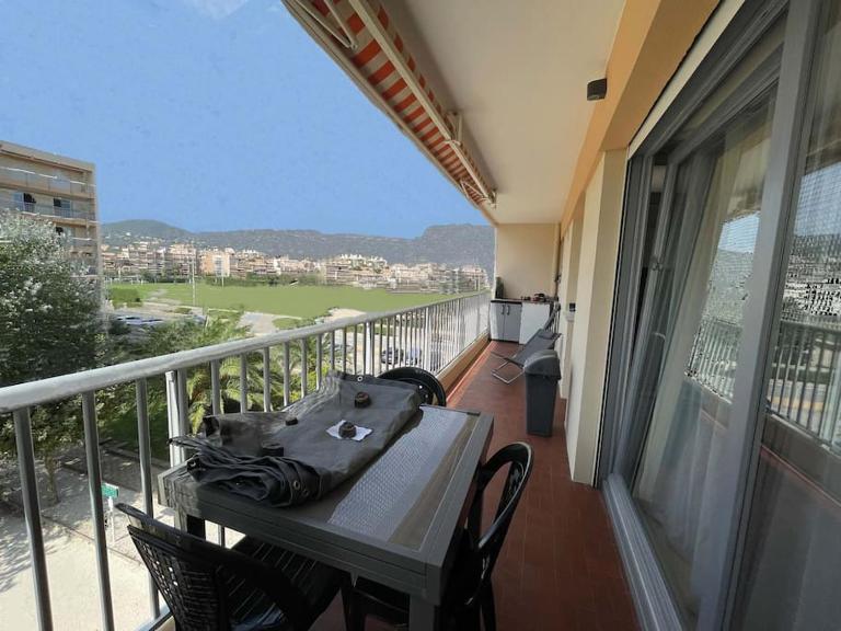 appartement cosy à 100m de la plage, CLIM, WIFI, piscine - B&B Le Lavandou