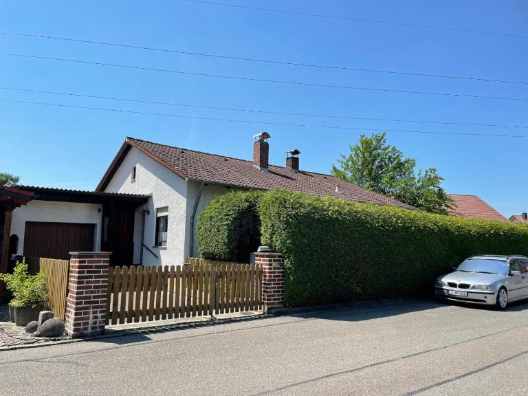 Bungalow in ruhiger Siedlung mit Terrasse und Stellplatz - B&B Landshut