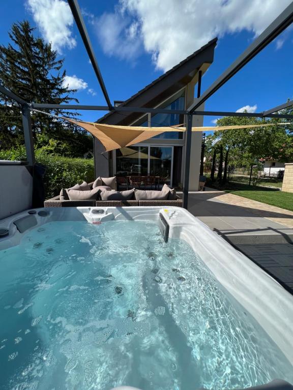 Beige Villa Balatonkenese - Bed and Breakfast Balatonkenese