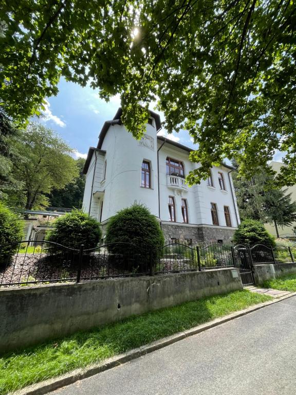 Historická vila Dom hostí - Bed and Breakfast Podbrezová