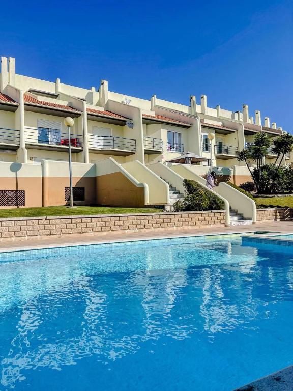 Peniche master bedroom with sea view balcony, private bathroom, shared kitchen, swimming pool, surfing resort - B&B Atouguia da Baleia