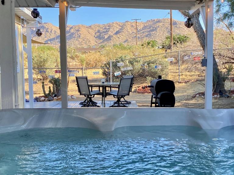 10 minutes to JTNP - Saltwater Float Pool, Hot Tub, Telescope, Fireplace and Views - Ferienwohnung Joshua Tree