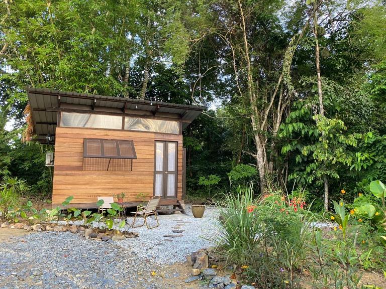 Kebun Lisdtari Farmstay The Kabin - Bed and Breakfast Ayer Hangat